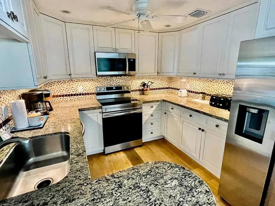 Vila Just Steps To Duval- Sleeps 10- Heated Pool House Key West 0*,  USA
