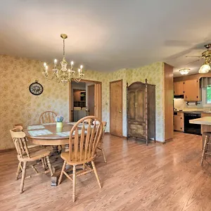 Cozy Retreat With Yard About 5 Mi To Dtwn Holiday home Charlotte