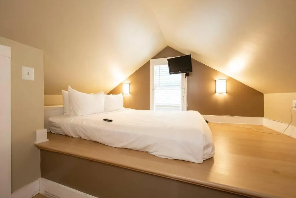 Just Steps To Duval- Sleeps 10- Heated Pool House Villa Key West