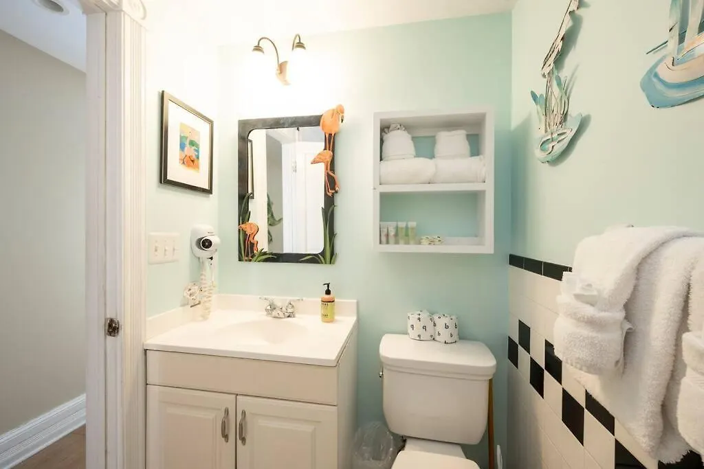 Just Steps To Duval- Sleeps 10- Heated Pool House Villa Key West
